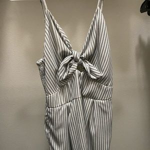 Cute tie-up romper with pockets